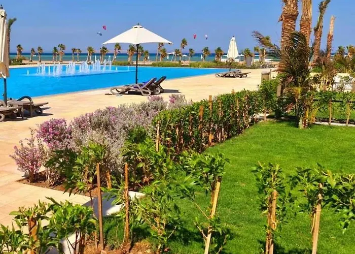 Daire Luxurious Sea View 2 Bedroom & Private Garden To The Pool At Mangroovy Hurgada