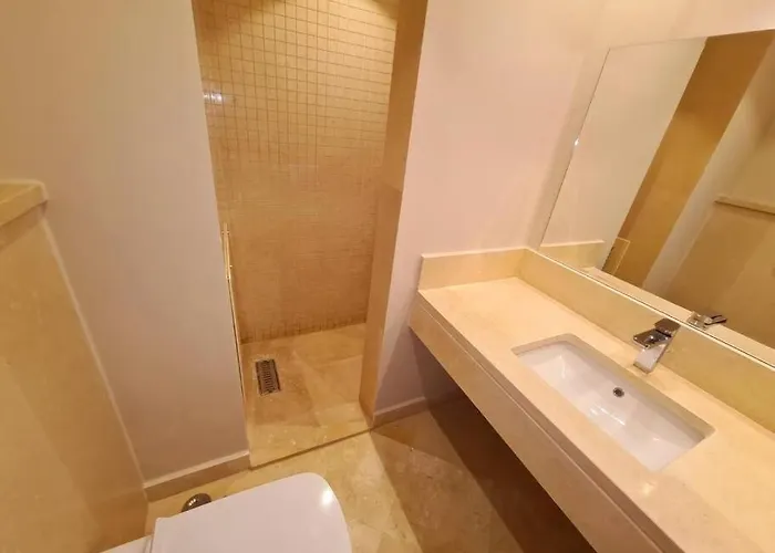 Daire Luxurious Sea View 2 Bedroom & Private Garden To The Pool At Mangroovy